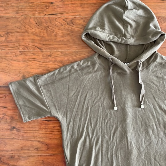 Cable & Gauge Sage Green Short Sleeve Hooded Tunic Shirt Top - Picture 3 of 9